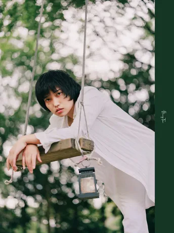树上挂着灯笼的秋千上的男孩