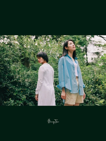 一个人和一个女人站在森林里 有树木和人们带着雨伞走动。