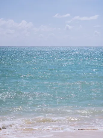晴天的海洋蓝色水域