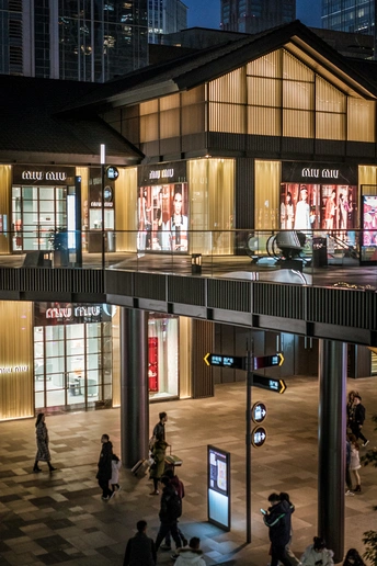 人们在大型城市的商场里夜间行走