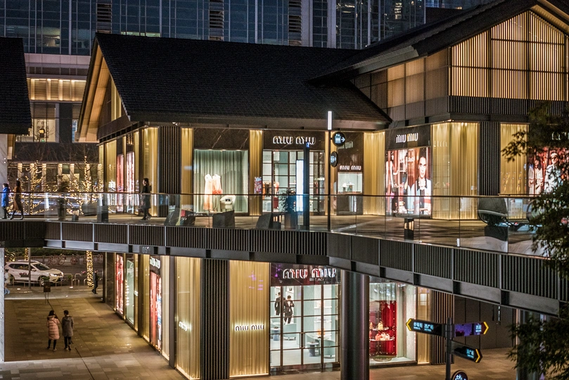 城市夜晚的大型购物中心