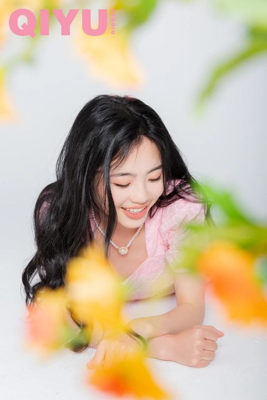 一张小女孩背景有黄色花的照片