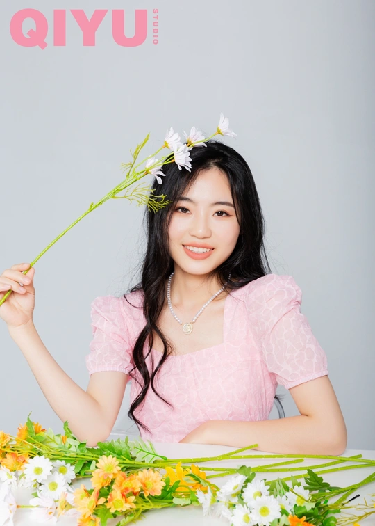 一位年轻女子将花束戴在头上