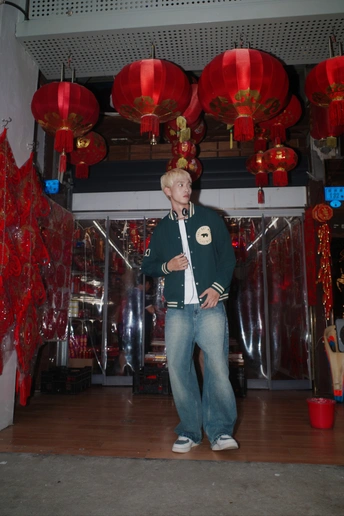 一个站在挂着红灯笼的房间里的男人