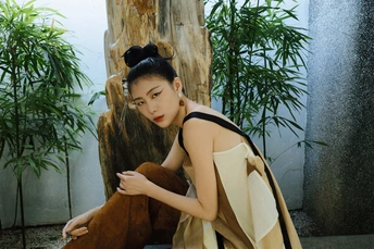 一位穿着和服风格服装的年轻女子