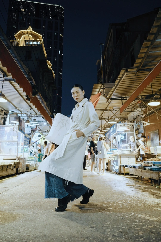 一个人和一个女人晚上在街上走