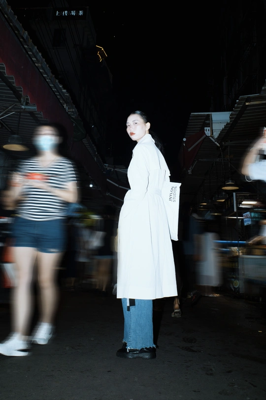 一个穿着白大褂的女人在夜晚走街