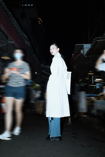 一个穿着白大褂的女人在夜晚走街