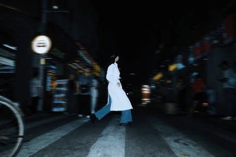 一位穿着白大褂的女人晚上走在街上