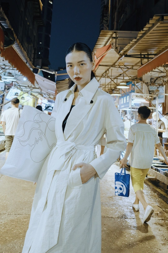 一位穿着白色长袍的女人走在街上