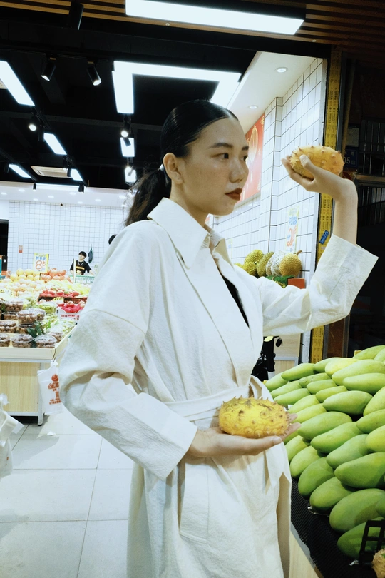 一个穿着白色长袍的女人手里拿着一些香蕉