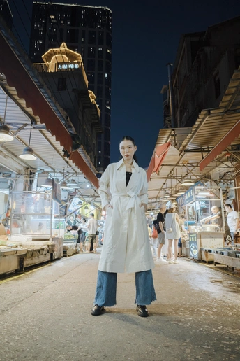 一个穿着白色长袍的人在夜晚走在街上