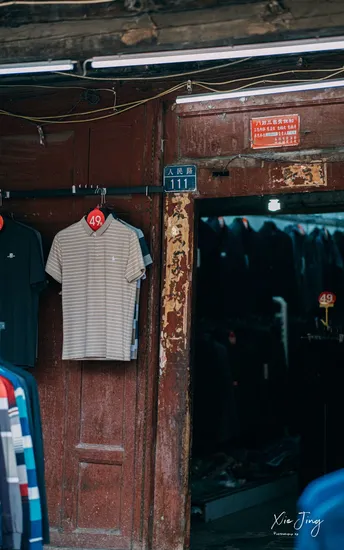 一家衣服店 店门口挂满了衣服。