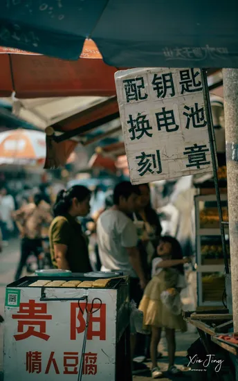 一群人在撑着伞走下街道