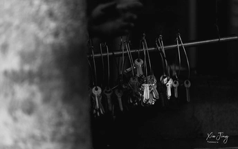 一个人正在墙上挂钥匙