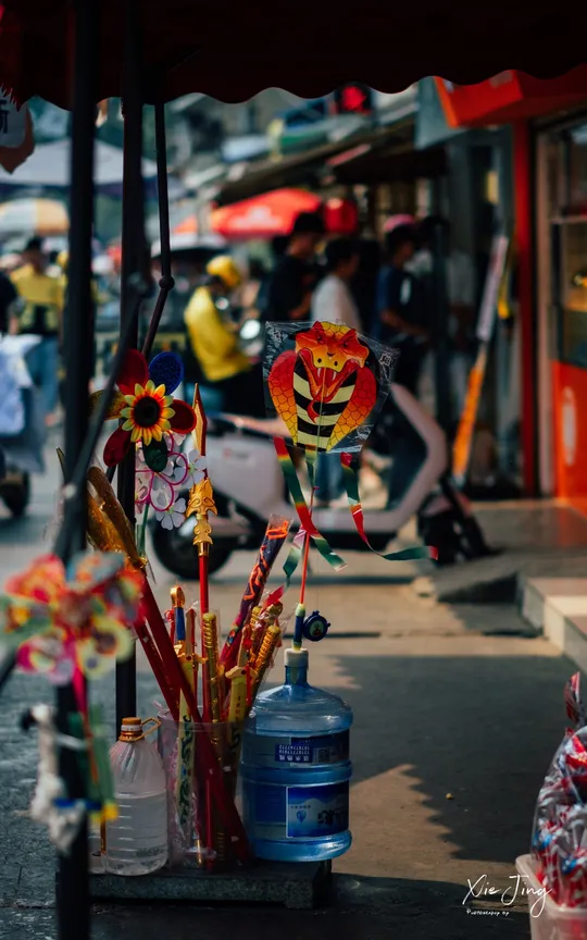 一些放在街道边上的花瓶