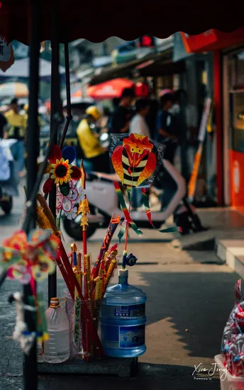一些放在街道边上的花瓶