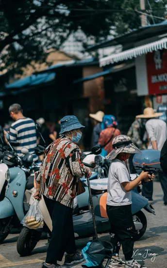 一个人骑着滑板车在繁忙的街道上