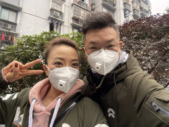 《罩面同行》