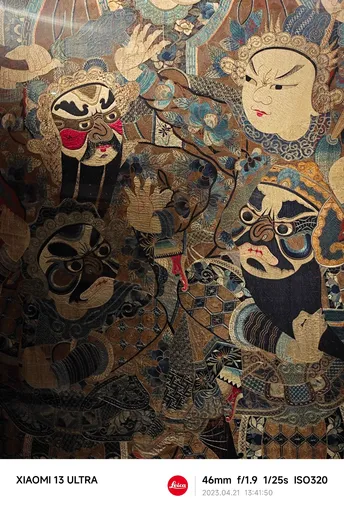 一幅墙上的挂毯的图片