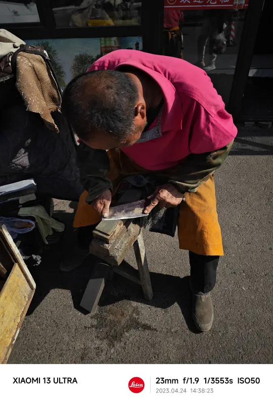 一个男子在一个木凳上打磨一块木头