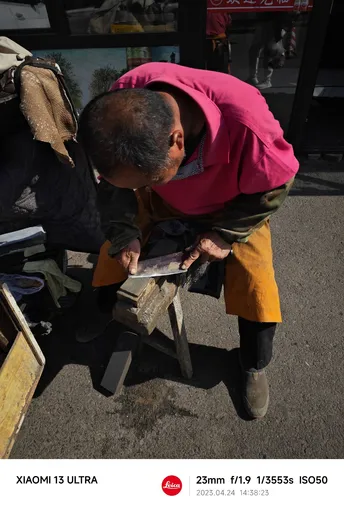 一个男子在一个木凳上打磨一块木头