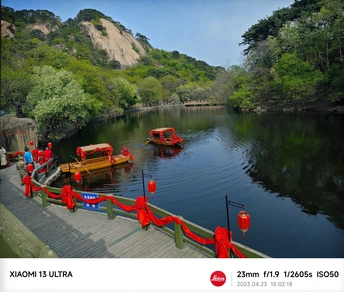 一个小水域 有桥和红色船