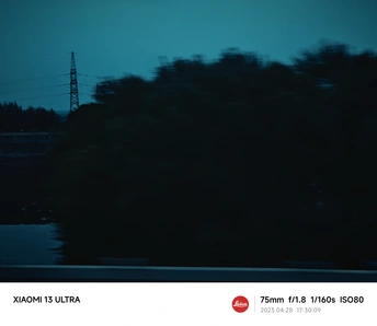 夜晚从汽车窗口拍摄的一张照片 有树木和红色的停止标志。