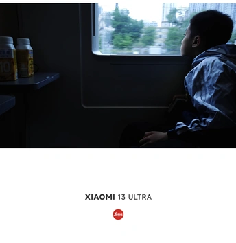 一个人坐在火车上 正在看窗外。