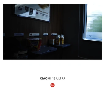 一个黑暗的房间 墙上有一张火车照片。