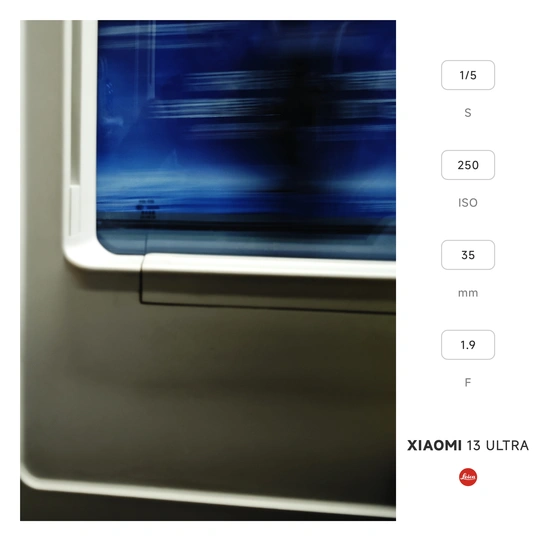 火车上的窗户上的蓝天图片