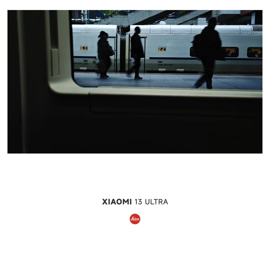 车站台上有人行走