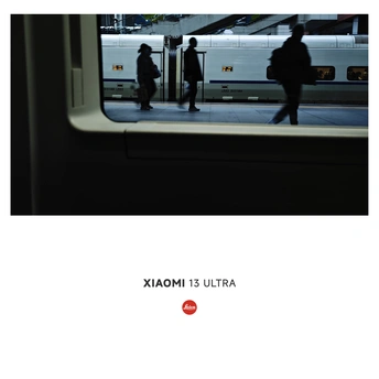 车站台上有人行走