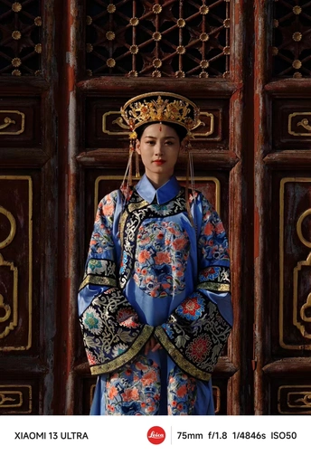 一位穿着传统服装的女性站在门前