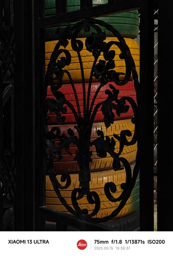 一座带有砖墙的建筑物中的彩色玻璃窗