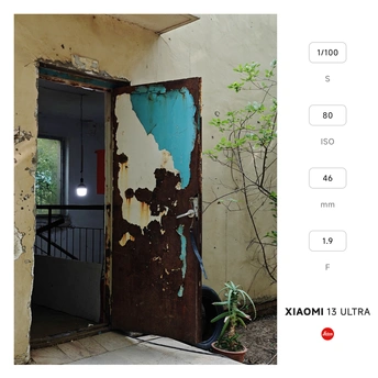 一张截图展示了一座剥落油漆的老房子。