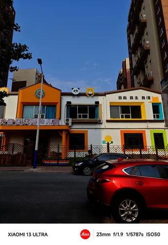 城市街道上的一辆红色汽车