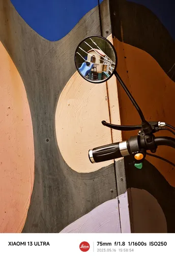 摩托车在镜子中的反射