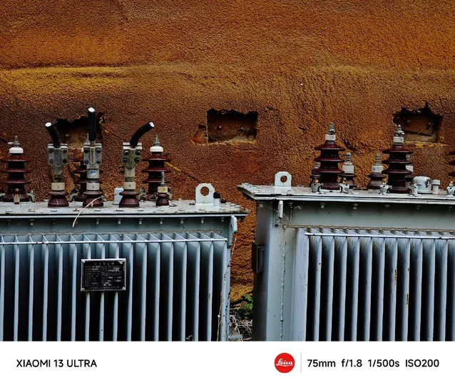 锈迹斑斑的金属围栏在老建筑前