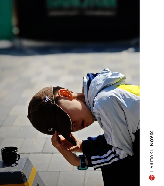 一位年轻人手里拿着水在街上。