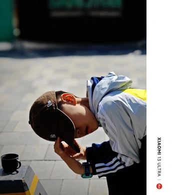 一位年轻人手里拿着水在街上。