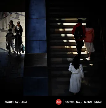 晚上人们带着小女孩走下楼梯