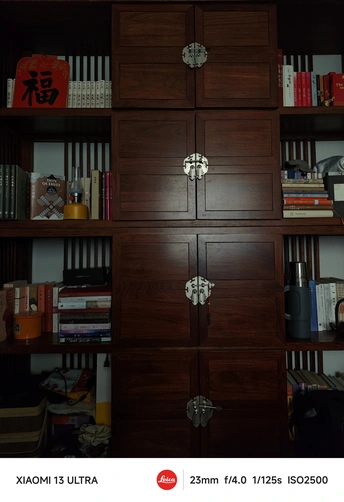 一个装满书的书架和书桌上的钟表