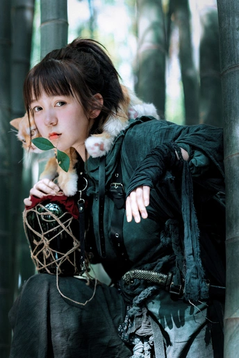 一位年轻女子抱着一只猫在森林中摆姿势