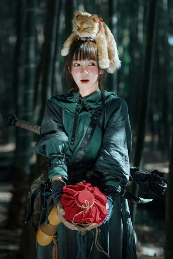 一位穿着服装的女性 头戴猫 手持红玫瑰。