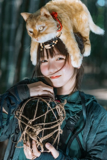 戴着一顶橙色猫头饰的女士