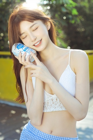 一位年轻漂亮的女子拿着一瓶水