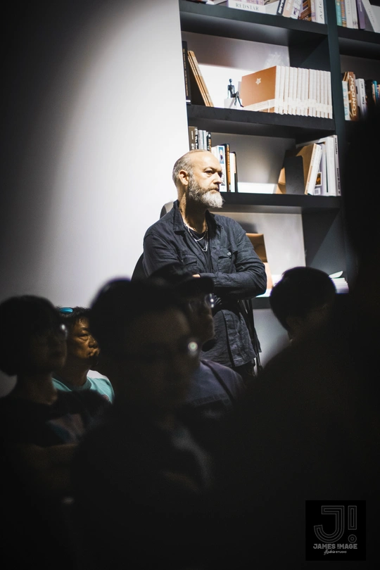 一个站在人们房间里的书架前的人