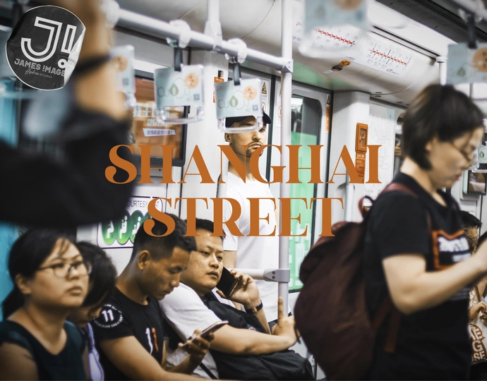 一些人在地铁列车上