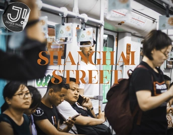 一些人在地铁列车上